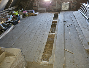 Zateplení stropu rodinného domu pomocí foukané izolace